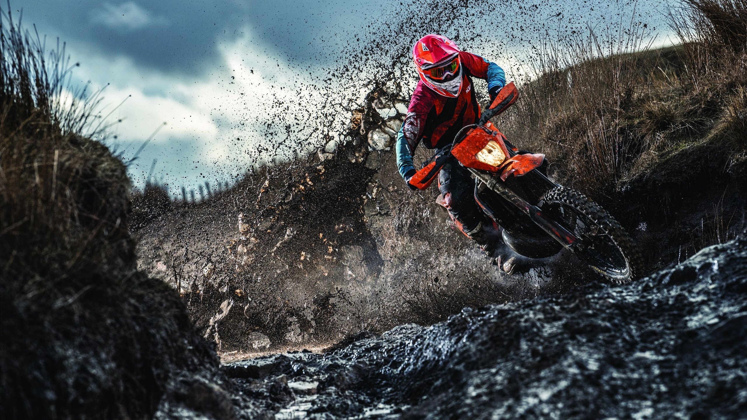 冰雪项目蓬勃发展，滑雪装备创新提升运动员表现与安全，滑雪队伍